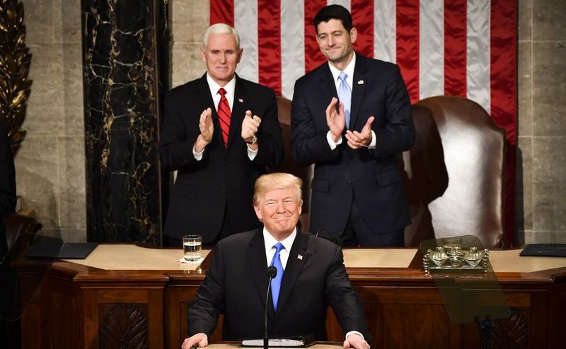 Preşedintele american Donald Trump este aplaudat înainte de discursul său despre Starea Uniunii, 30 ianuarie 2018.