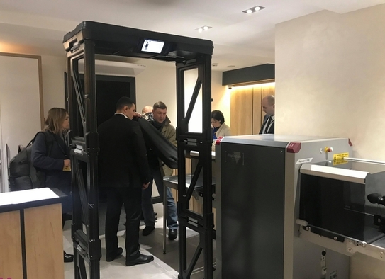 Intrarea pentru jurnalişti în noul sediu PDM (tv8.md)