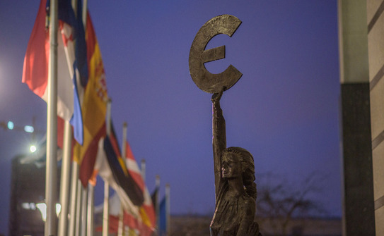 Statuia zeiţei Europa cu simbolul monetar Euro, în faţa clădirii Parlamentului European din Bruxelles (Mihut Savu / Epoch Times Romania)