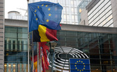 Steagurile Uniunii Europene si ale tarilor membre UE in fata Parlamentului European din Bruxelles (Mihut Savu / Epoch Times Romania)