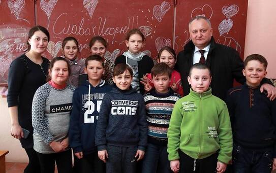 Igor Dodon la Ocniţa. Pe tablă este scris ”Slavă lui Igor!” (facebook.com/dodon igor)