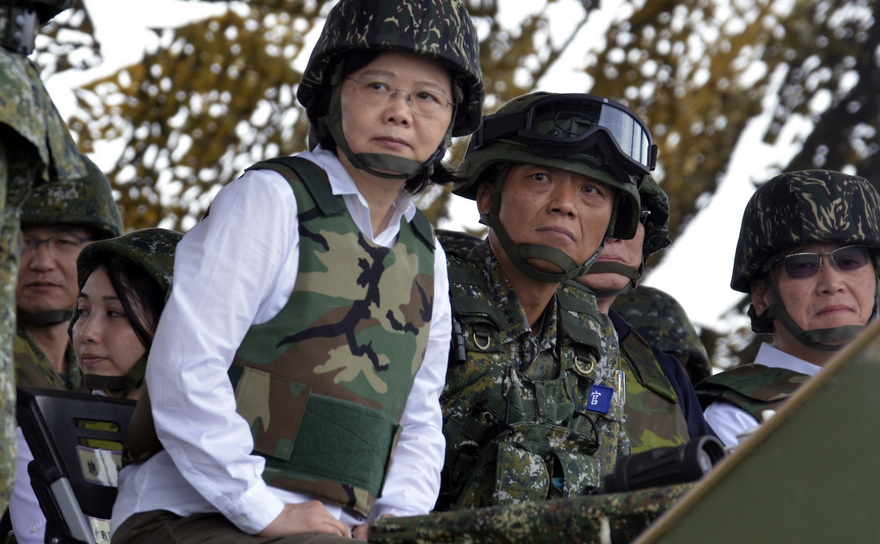 Preşedinta taiwaneză Tsai Ing-wen monitorizează un exerciţiu militar în 25 mai 2017.
