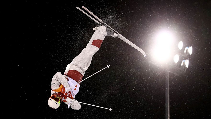 Canadianul Mikael Kingsbury, a câştigat titlul olimpic şi medalia de aur la schi acrobatic (movile), luni, la Pyeongchang (Getty Images)