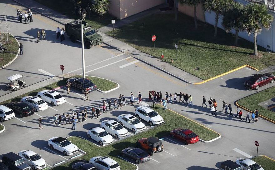 Elevi evacuaţi după atacul armat asupra unui liceu din Florida, SUA, 14 februarie 2018.