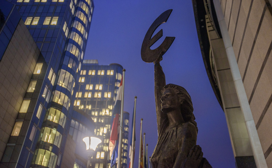 Statuia zeiţei Europa cu simbolul monetar Euro, în faţa clădirii Parlamentului European din Bruxelles