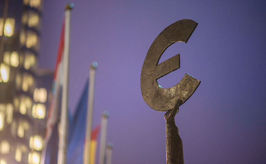 Simbolul Euro în mâna zeiţei Europa (Mihut Savu / Epoch Times Romania)