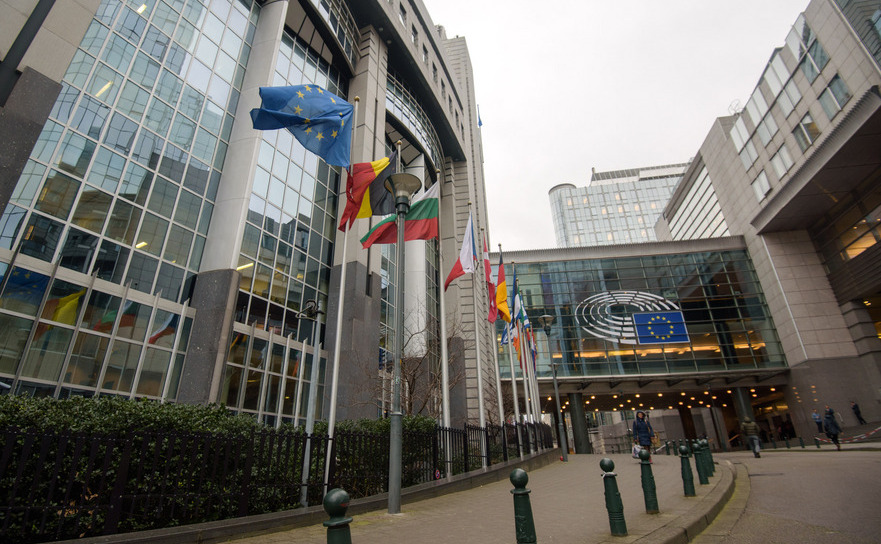 Steagurile Uniuniii Europene si ale tarilor membre U.E. in fata cladirii Parlamentului European din Bruxelles