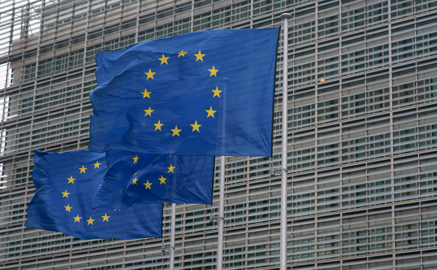 Steaguri ale Uniunii Europene in fata sediului Comisiei Europene din Bruxelles