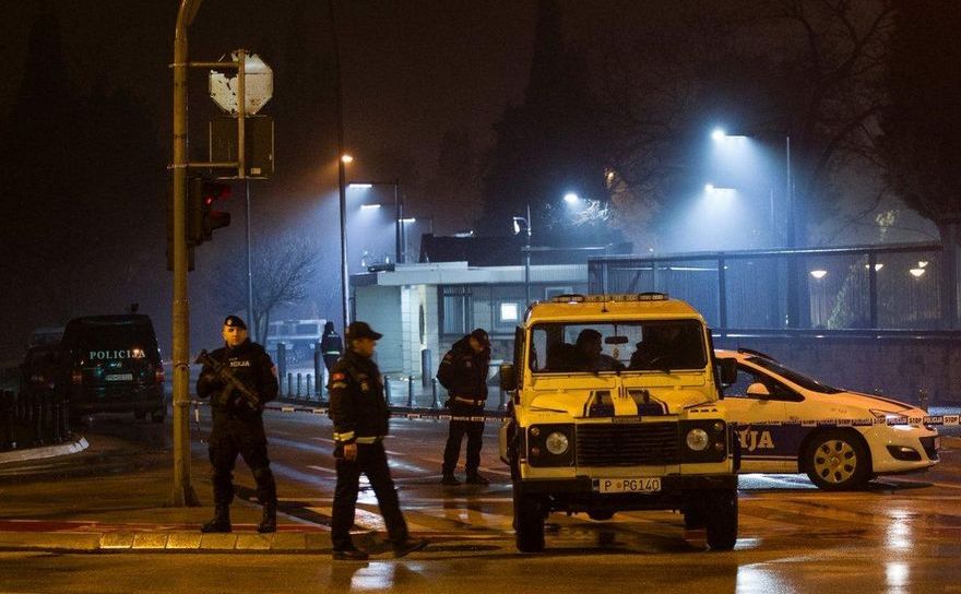 Poliţia păzeşte zona din jurul ambasadei SUA din capitala muntenegreană Podgorica, 22 februarie 2018.