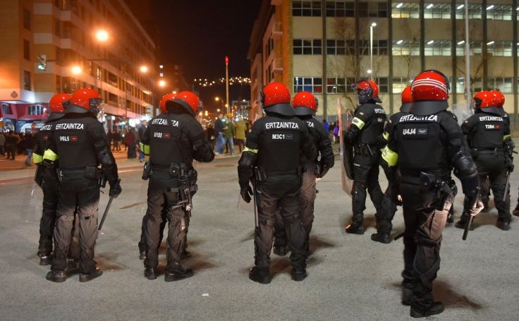 Poliţişti stau de pază în faţa stadionului San Mames din oraşul spaniol Bilbao înainte de meciul dintre Athletic Club Bilbao si FC Spartak Moscova, 22 februarie 2018.