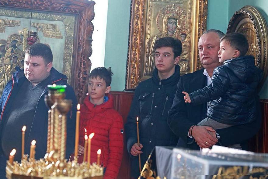 Familia preşedintelui Igor Dodon în vizită la mănăstirea din s.Zloţi r-l Cimişlia (facebook.com/dodon igor)