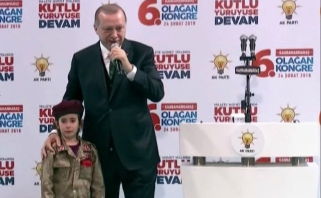 Preşedintele turc Recep Erdogan, împreună cu o fetiţă pe scenă