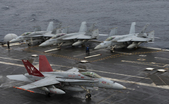 Aparate F-18 pe pista portavionului George H.W. bush (Andrew Caballero-Reynolds/AFP/Getty Images)