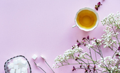 Ceaiul de iasomie (茉莉花茶 mò lì huā chá) este numit “parfumul primaverii din China“ si este un amestec de frunze de ceai si flori de iasomie. (unsplash.com)