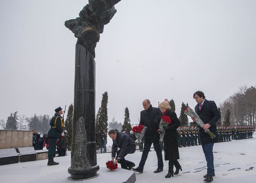 Şefii Legislativelor R. Moldova, Georgiei şi Ucrainei depun flori la monumentul ”Maica Îndurerată” de la Chişinău (facebook.com/parlamentul rm)