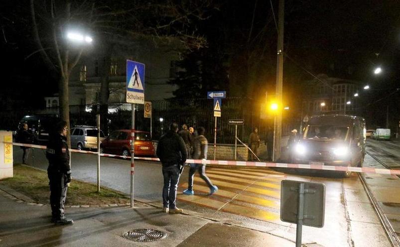 Poliţia stă de pază după un atac comis la reşedinţa ambasadorului iranian în Viena, Austria, 11 martie 2018.