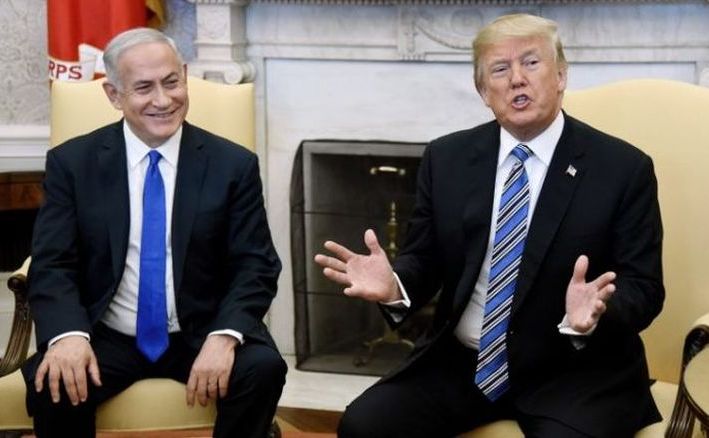 Preşedintele  american Donald Trump (dr) şi premierul israelian Benjamin Netanyahu  discută în Biroul Oval al Casei Albe, Washington  D.C., 5 martie 2018.
