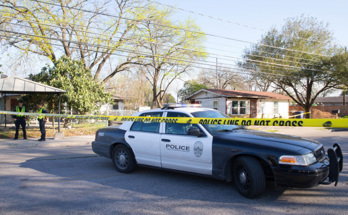 Echipaj de poliţie în apropierea unei locaţii din Austin, statul american Texas, unde a fost detonat un pachet-bombă, martie 2018.