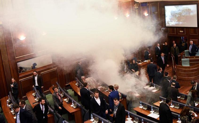 Gaze lacrimogene lansate de opoziţie în Parlamentul kosovar, 21 martie 2018. (Armend Nimani/AFP/Getty Images)