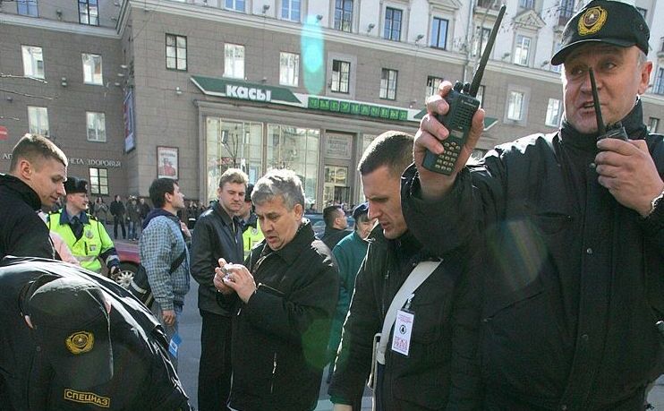 Poliţia încearcă să dispereze activişti ai opoziţiei în Minsk,  Belarus, 25 martie 2018.