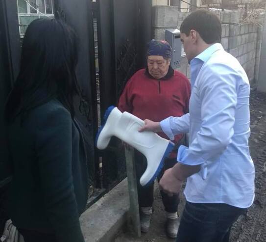 Constantin Ţuţu oferă cizme de cauciuc persoanelor social vulnerabile din R. Moldova (facebook.com/tutu constantin)
