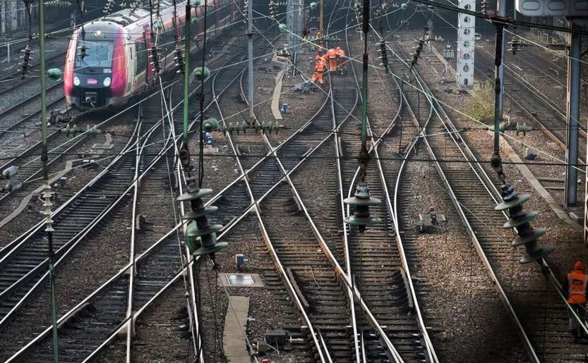 Angajaţi ai SNCF lucrează la linii ferate în apropierea Gării de Est din Paris, Franţa, 21 februarie 2018.