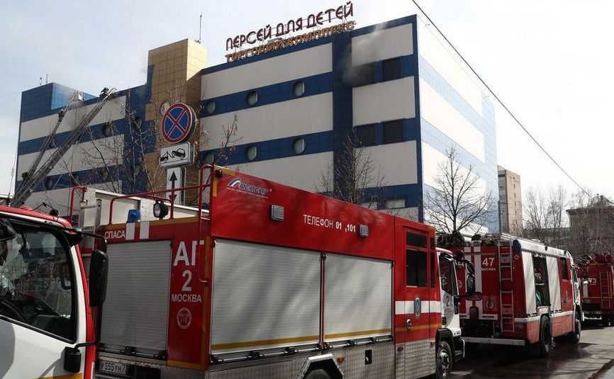 Maşini de pompieri chemate pentru un incendiu izbucnit la un centru de cumpărături din Moscova, Rusia, în 4 aprilie 2018.