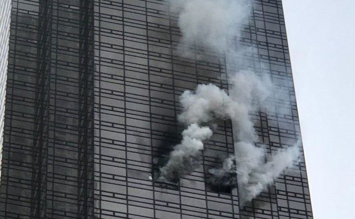 Fum se ridică de la etajul 50 al Trump Tower, în New York, SUA, 7 aprilie 2018.