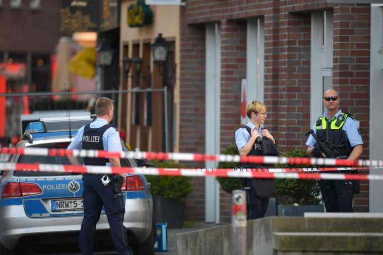 Ofiţeri de poliţie în apropierea locului atacului comis cu o dubiţă  asupra unei mulţimi de pietoni în orasul german Munster, 7 aprilie  2018.