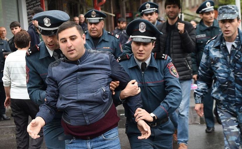 Manifestant arestat de poliţie în timpul unui protest împotriva premierului Serzh Sargsyan, în capitala armeană Erevan, 20 aprilie 2018.