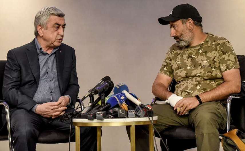 Premierul armean Serj Sargsyan (st) discută cu Nikol Pashinian într-o întâlnire televizată, 22 aprilie 2018, cu puţin timp înainte ca acesta din urmă, un lider al opoziţiei armene, să fie arestat.