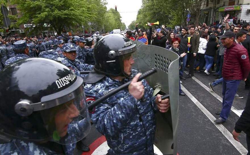 Ciocniri între manifestanţi antiguvernamentali şi poliţie în capitala armeană Erevan (Captură Imagine)