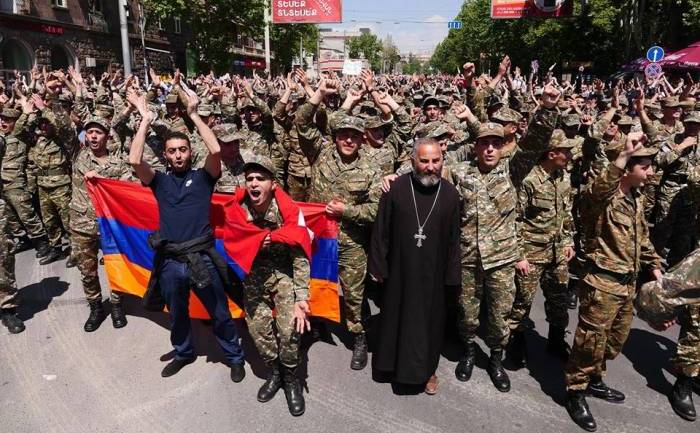 Soldaţii se alătură protestelor anti-guvernamentale din Erevan, Armenia, 23 aprilie 2018. (Captură Imagine)