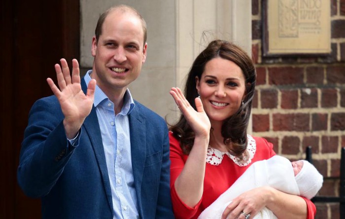 Prinţul William şi Kate Middleton pozează împreună cu cel de-al treilea copil