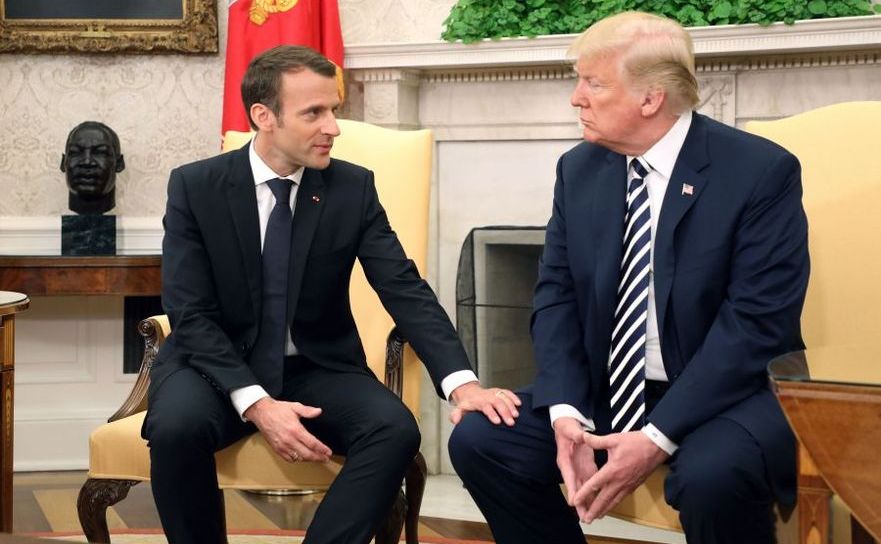 Preşedintele american Donald Trump (dr) se întâlneşte cu omologul său francez Emmanuel Macron în Biroul Oval de la Casa Albă, în Washington,  D.C., 24 aprilie 2018.