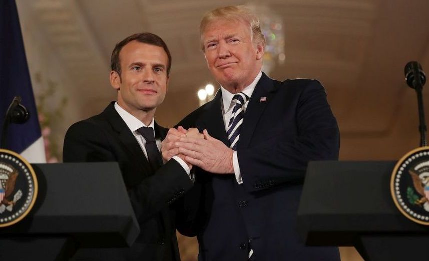 Preşedintele american Donald Trump (dr) şi omologul său francez Emmanuel Macron se salută la finalul unei conferinţe comune de presă la Casa Albă, 24 aprilie 2018, în Washington, D.C.