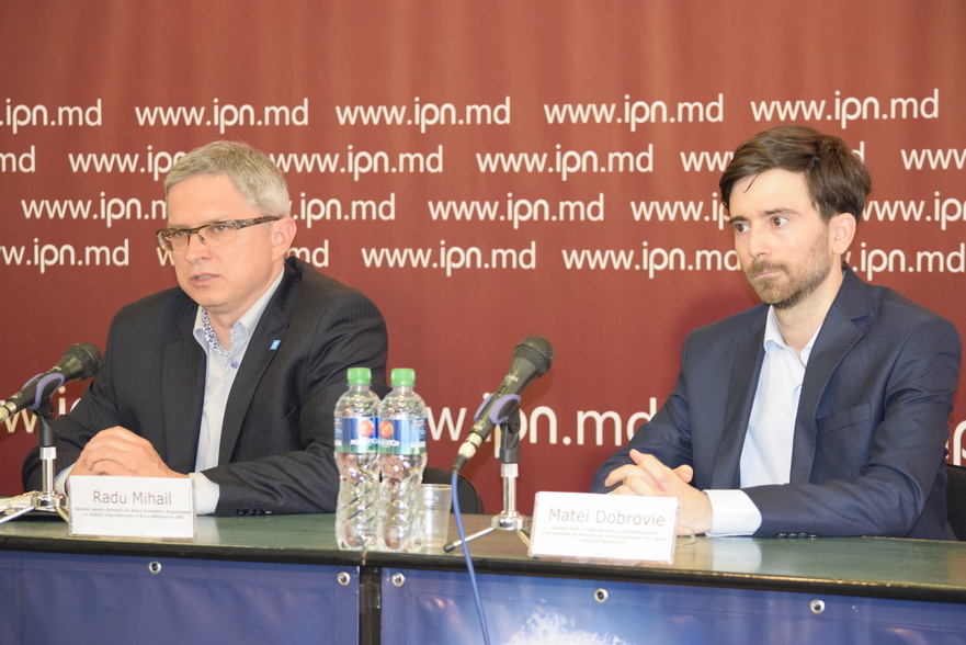 Radu Mihail şi Matei Dobrovie, USR (The Epoch Times România)