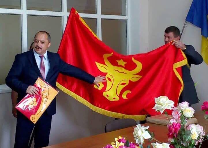 Drapelele oferite primăriilor declarate stataliste (facebook.com / Dodon Igor)