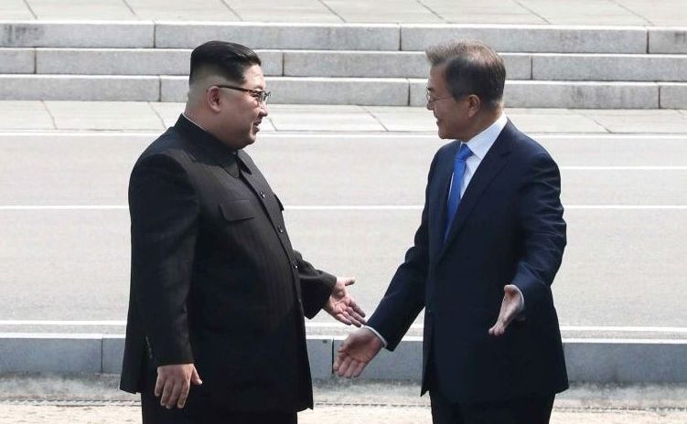 Preşedintele sud-coreean Moon Jae-in (dr) şi dictatorul nord-coreean Kim Jong-un sunt văzuţi în timpul unei întâlniri în partea sudică a satului Penmunjom, în Coreea de Sud, 27 aprilie 2018.