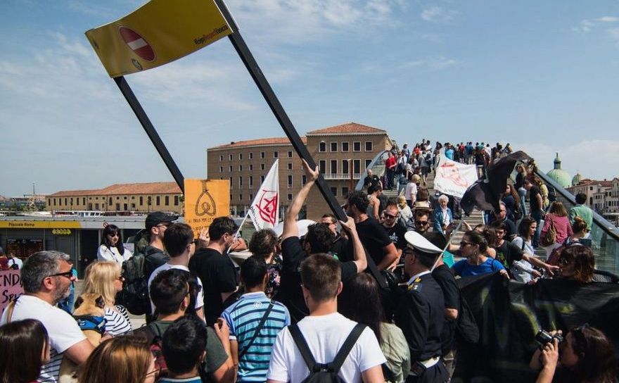 Manifestanţi veneţieni încearcă înlăture puncte de control ridicate de autorităţi în oraşul italian Veneţia, 29 aprilie 2018.