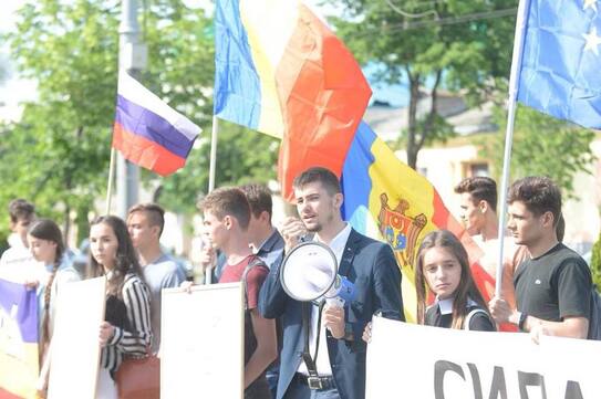 Flashmob ODIP în faţa Ambasadei Rusiei la Chişinău: ”Putin dictator!” (facebook.com/ODIP)