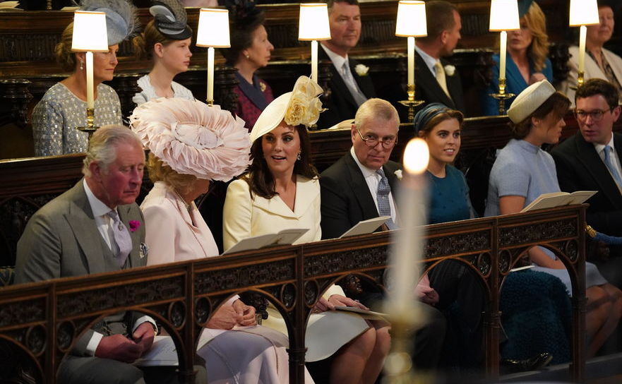 Prinţul Charles, Prinţ de Wales, Camilla, Ducesa de Cornwall, Catherine, Ducesa de Cambridge, Prinţul Andrew, Duke of York, Prinţesa Beatrice, Prinţesa Eugenie şi Jack Brooksbank la St George’s Chapel (Jonathan Brady – WPA Pool/Getty Images)