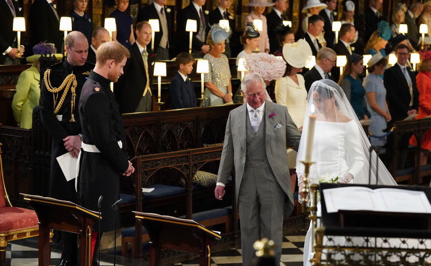 Prinţul Charles o conduce la altar pe Meghan Markle (Jonathan Brady – WPA Pool/Getty Images)