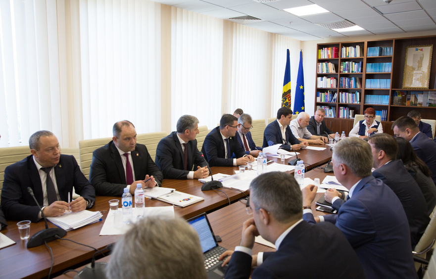 Deputaţi moldoveni examinează raportul Procuraturii Generale pentru 2017 (parlament.md)