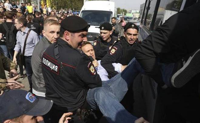 Alexei Navalnîi este arestat de poliţie în timpul unui protest la Moscova împotriva preşedintelui Vladimir Putin, 5 mai 2018.