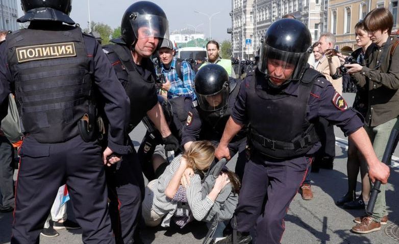 Poliţişti ruşi arestează manifestanţi în timpul unui protest anti-Putin în Moscova, Rusia, 5 mai 2018. (Captură Foto)