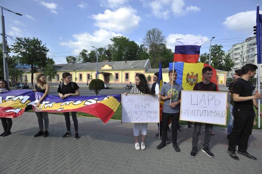 Flashmob ODIP în faţa Ambasadei Rusiei la Chişinău: ”Putin dictator!”