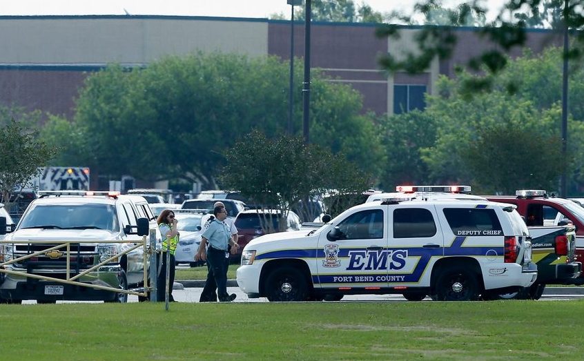 Membri ai serviciilor medicale de urgenţă se află în parcarea Liceului din Santa Fe, statul american Texas, dupa uciderea a 10 liceeni într-un atac armat, 18 mai 2018. (Getty Images)
