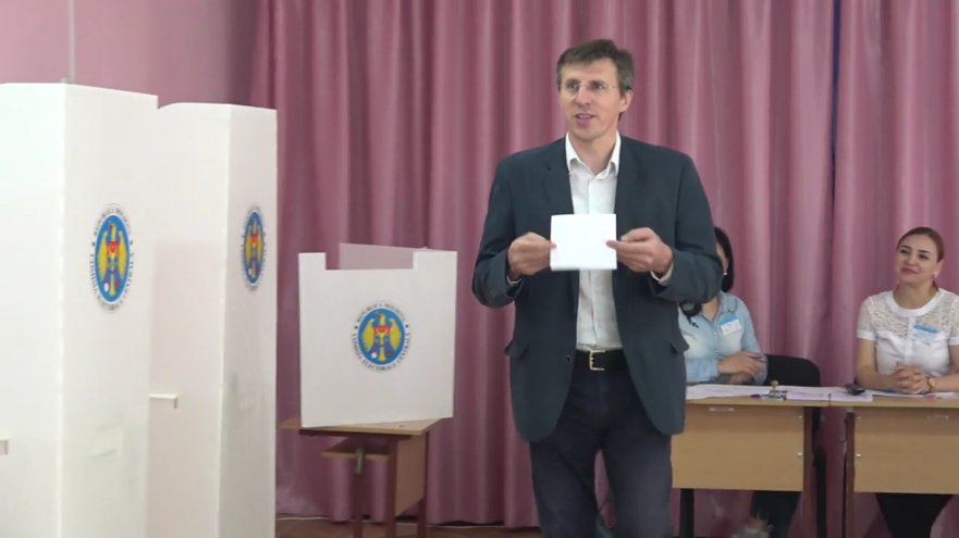 Dorin Chirtoacă la vot, alegeri anticipate 20 mai