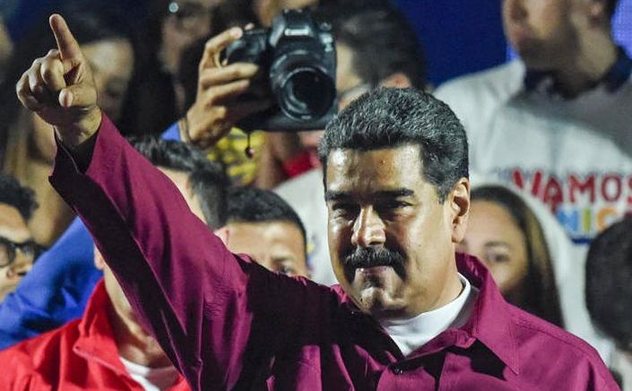 Preşedintele venezuelean Nicolas Maduro îşi salută susţinătorii în Caracas după ce a câştigat un nou mandat prezidenţial de şase ani, 20 mai 2018. (Getty Images)